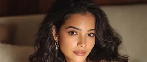 A smiling adult woman with dark wavy hair, an illustrative stock-style portrait